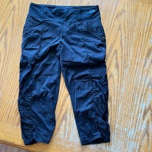 Women’s North Face flash dry cargo capris. Size M